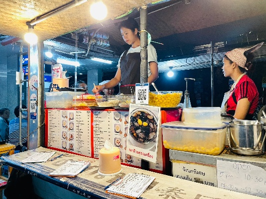 华欣夜市燕窝在哪里进货：揭秘泰国热门夜市燕窝来源与选购攻略