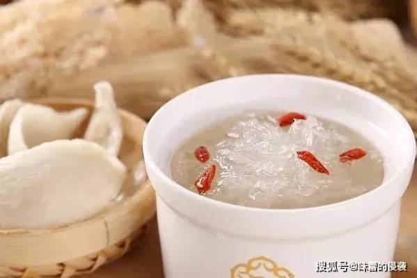 燕窝炖煮：精选配料提升营养与风味