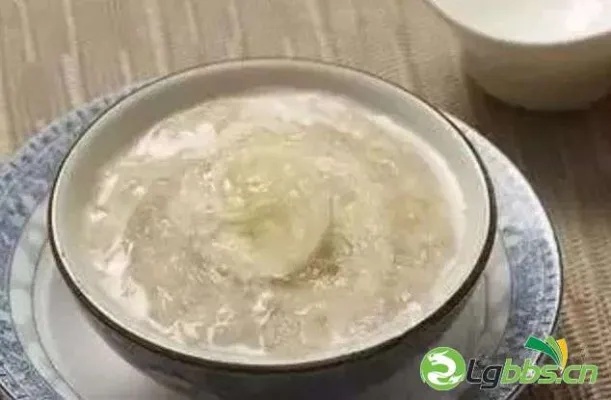 燕窝搭配禁忌：揭秘燕窝与哪些食物相克及不宜同食全攻略