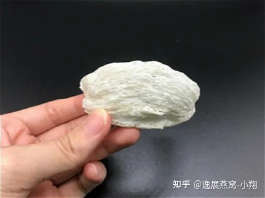 燕窝里面有白色块块是什么及成因与硬块状物质解析