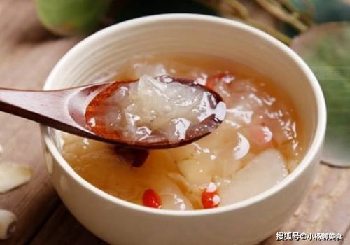 '燕窝炖煮搭配指南：揭秘哪些食材同炖更美味'