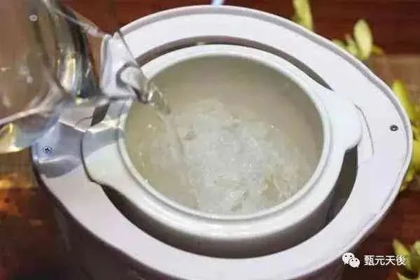 '掌握燕窝炖煮更佳状态：炖至浓稠丝滑口感的关键技巧'