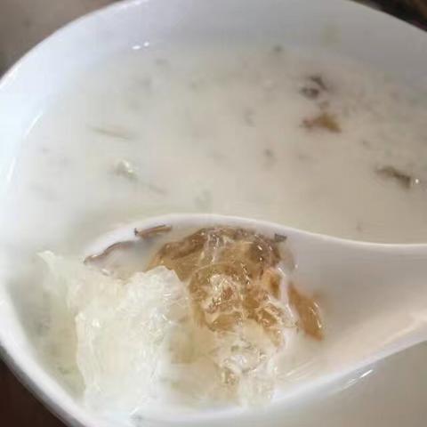 燕窝泡什么样的牛奶好：挑选更佳牛奶炖燕窝指南