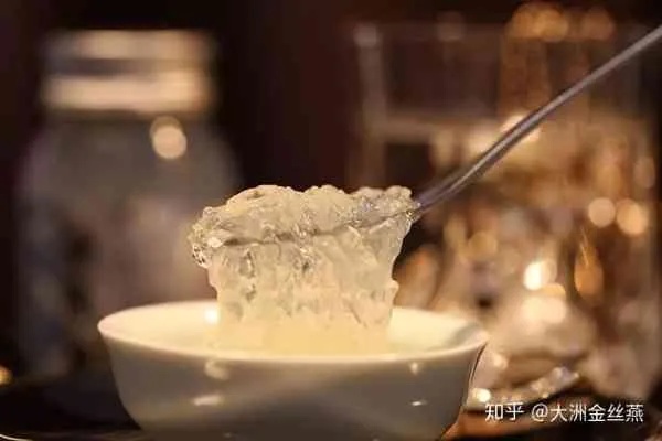 燕窝烹饪指南：如何判断燕窝熟透与正确食用方法解析