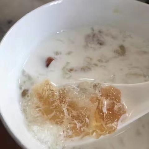 燕窝与牛奶同食：探究营养搭配的正确方式及其影响