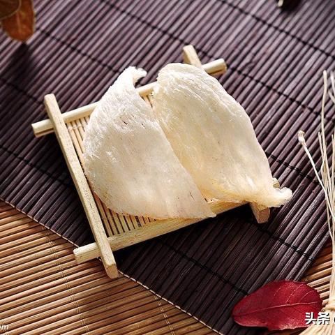 干燕窝发黄的原因、安全性及食用指南：如何判断发黄燕窝是否可食用